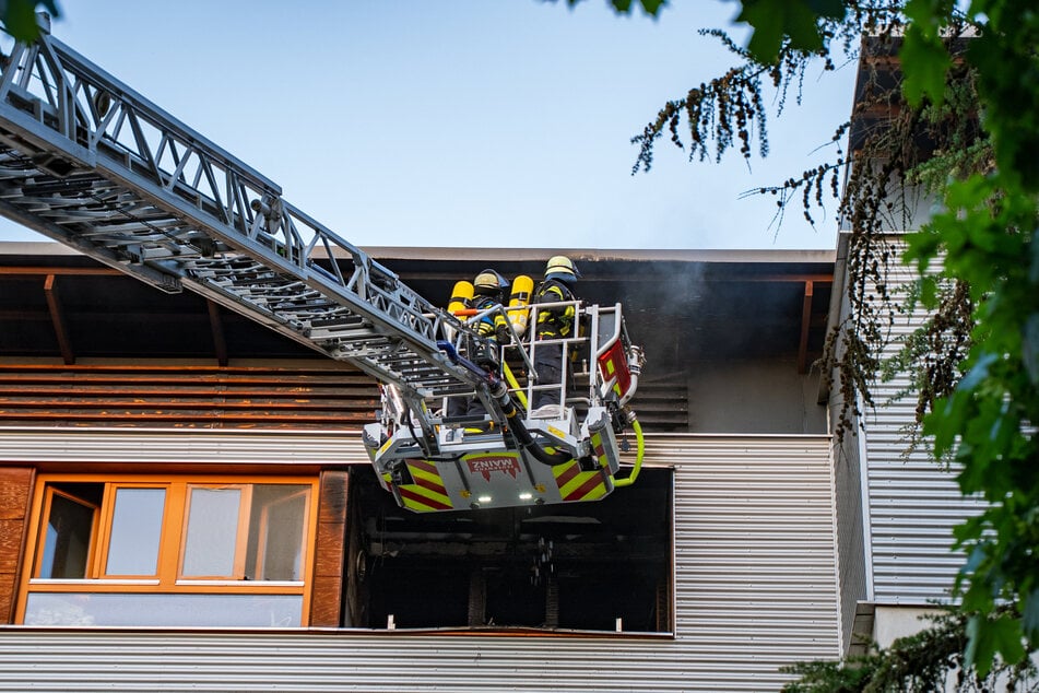 In Mainz-Mombach kam es am Dienstagabend zu einem schweren Balkonbrand in einem Mehrfamilienhaus.