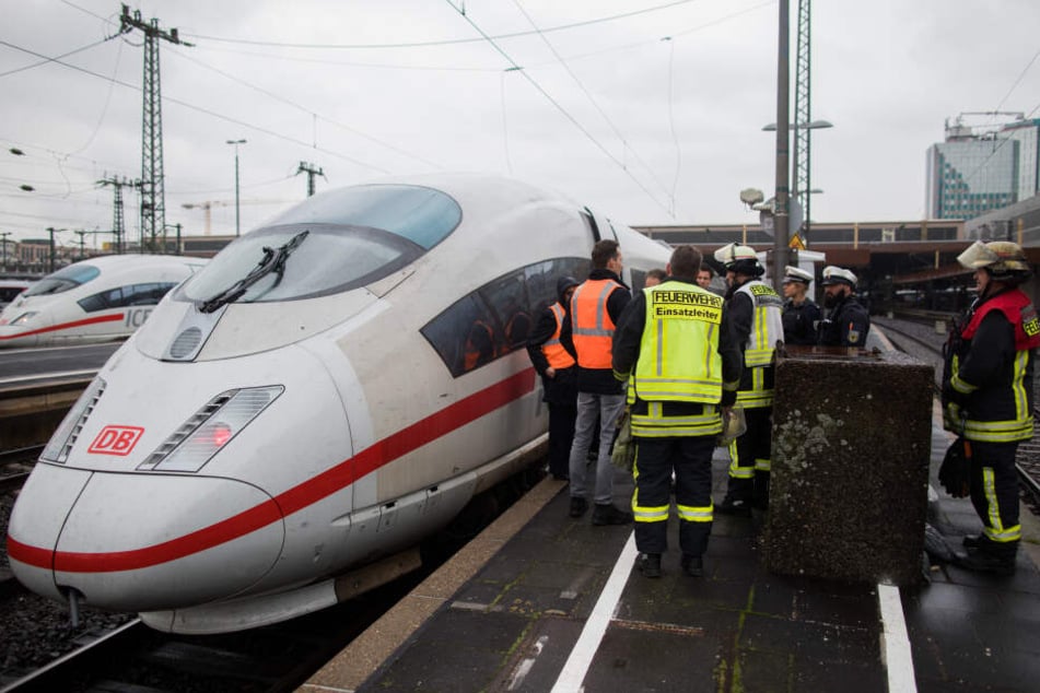 Der betroffene ICE rauchte am Düsseldorfer Hauptbahnhof.