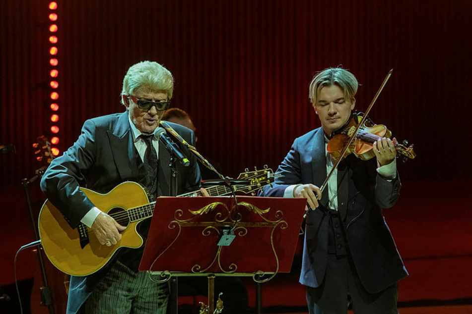 Volksmusikbarde Heino (82, hier mit Star-Violinist Yury Revich, 30) kehrt zurück zu seinen klassischen Wurzeln.