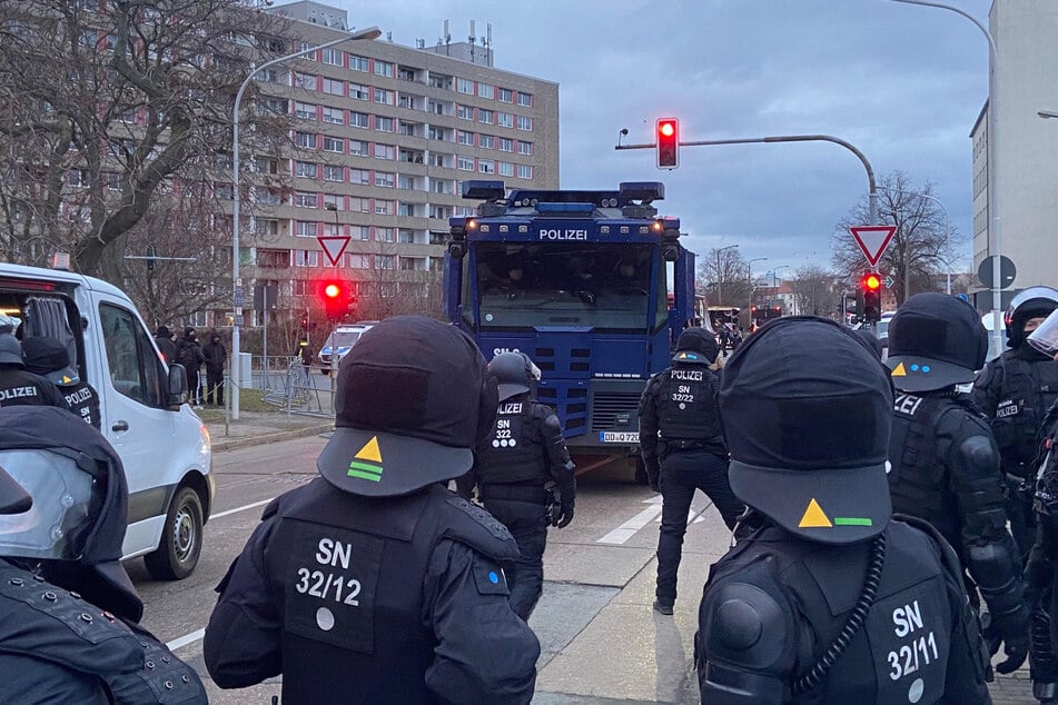 Die Polizei fuhr einiges auf, um die Berliner Straße freizuhalten.