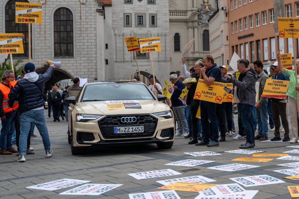 München: Kein Mindestpreis für Uber & Co: Taxifahrer gehen auf die Barrikaden