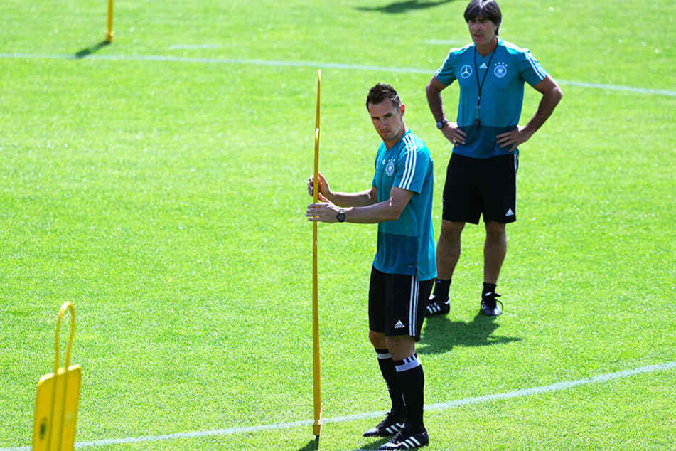 Co-Trainer Miroslav Klose (vorne) und Bundestrainer Joachim Löw (hinten) bereiten eine Trainingseinheit vor.