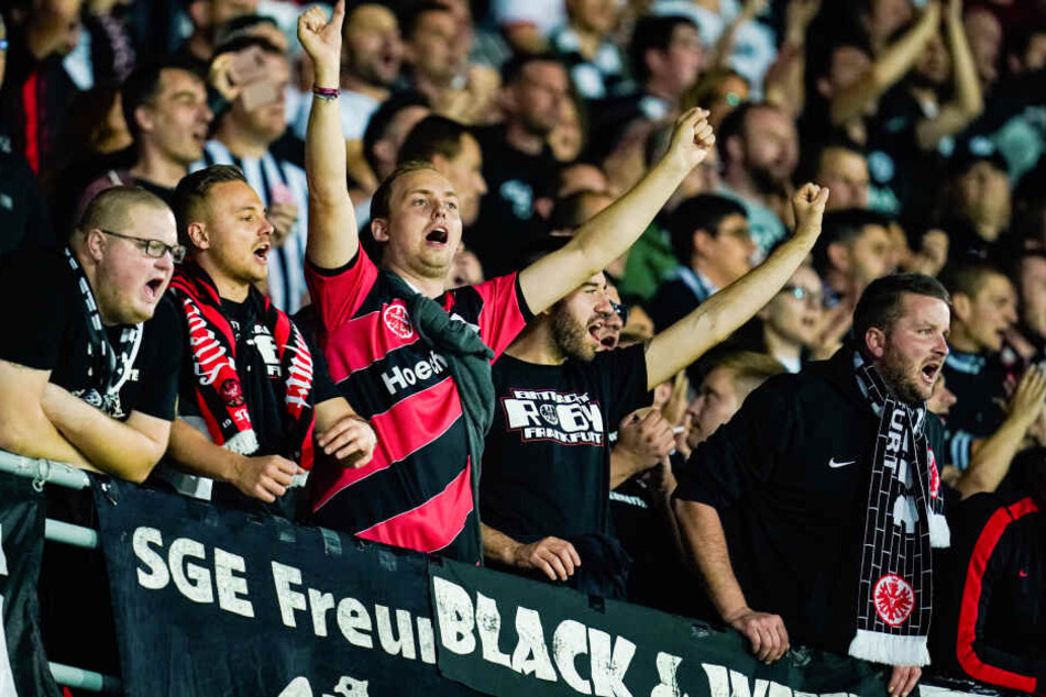 Die Fans der Frankfurter Eintracht müssen bei den nächsten beiden Europa-League-Auswärtsspielen draußen bleiben.
