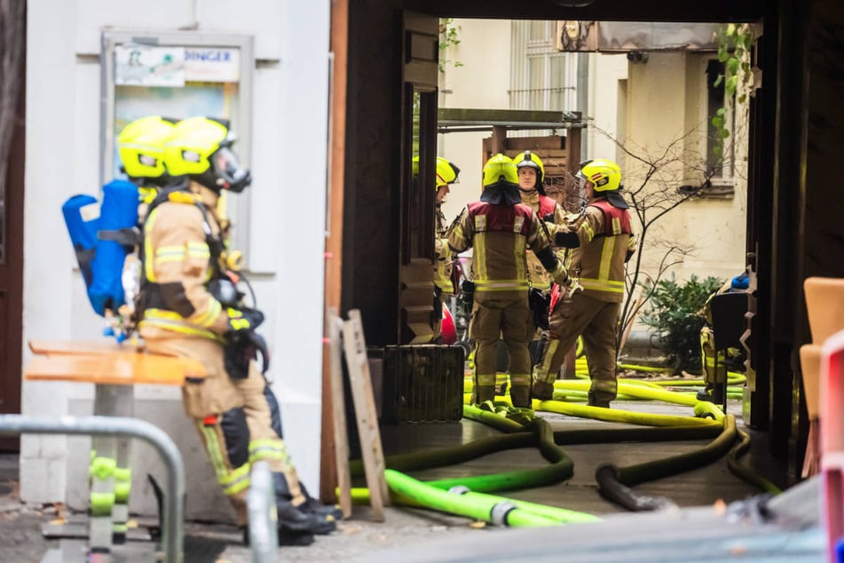 Die Feuerwehr ist mit mehr als 100 Brandbekämpfern im Einsatz.