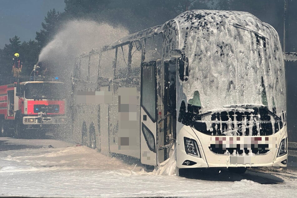 Mit Schaum konnte das Feuer endlich gelöscht werden.