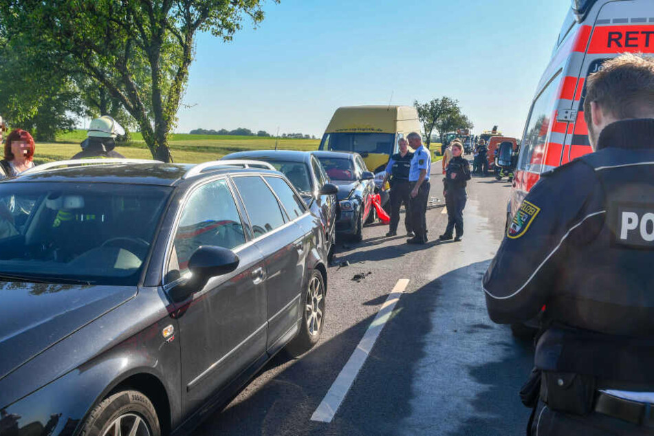 Eine Mopedfahrerin war verunglückt. Als Autofahrer ihr helfen wollten, krachte ein Transporter auf das Stauende.