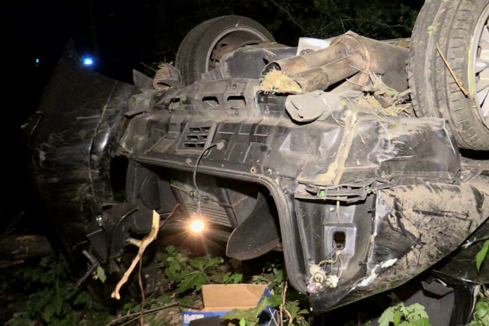 Der schwer beschädigte Wagen.