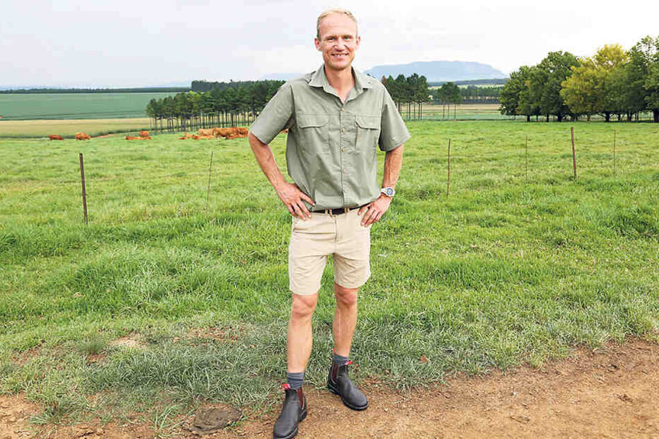 Rüdiger (37) lebt direkt neben seinen Eltern auf einem Hof in KwaZulu-Natal, einer Provinz an der Ostküste Südafrikas. Dort betreibt er Viehzucht, baut Mais und Soja an.