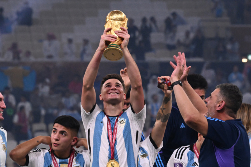 Während der Weltmeisterschaft gelangen Julian Alvarez (22, M.) vier Treffer. Am Ende durfte er den begehrten Pokal in die Höhe stemmen.