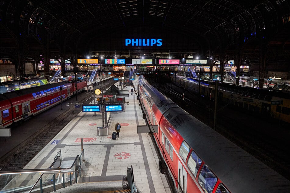 Hamburger Hauptbahnhof wegen Schneefalls gesperrt, ÖPNV eingeschränkt