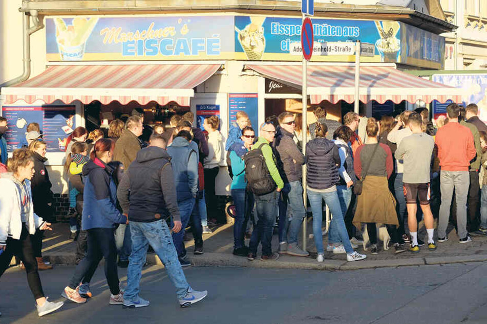 Vorm Eiscafé Marschner in der Zwickauer Straße nahm die Schlange kein Ende.