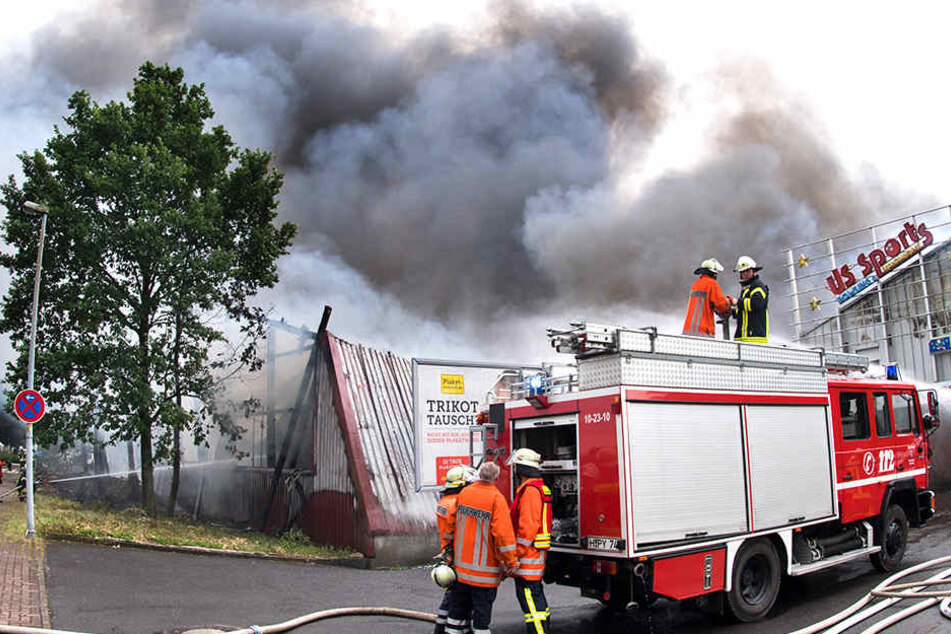 Mehr als 250 Rettungskräfte kämpften gegen die Flammen, die bei einem Feuer in einem Bowling-Center entstanden.