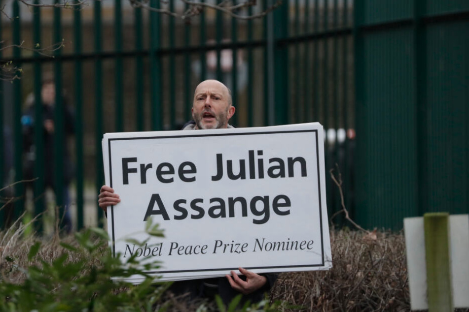 Ein Unterstützer hält ein Schild mit der Aufschrift "Free Julian Assange, Friedensnobelpreiskandidat" in der Hand, mit dem er vor dem Belmarsh Magistrates Gericht, in dem die Anhörung zum Auslieferungsverfahren von des Wikileaks-Gründers Assange stattfind
