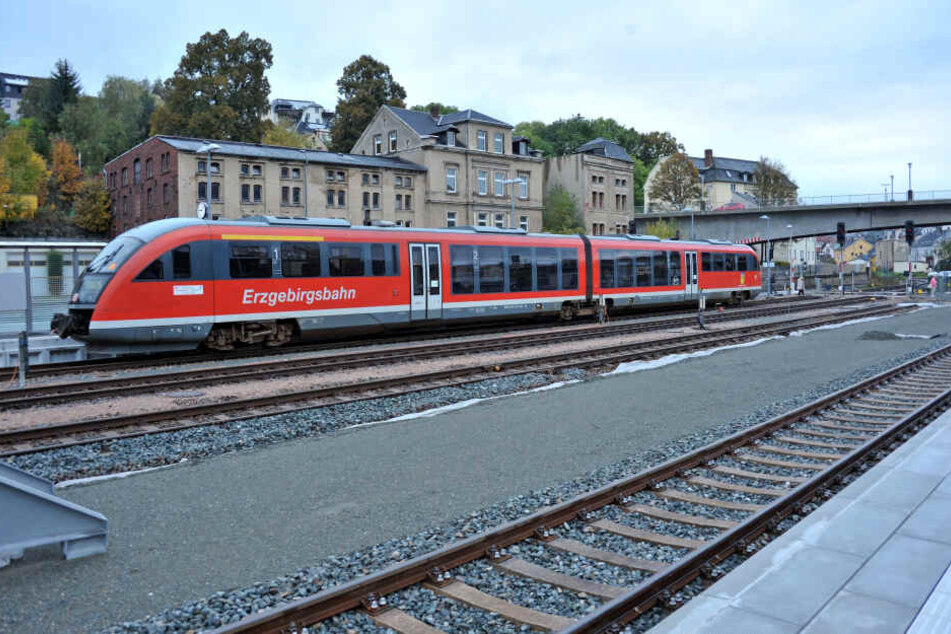 Die Erzgebirgsbahn von Chemnitz nach Aue ist eingestellt. Auf die City-Bahn muss man noch warten.