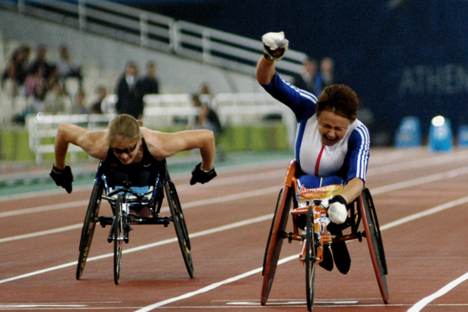 Tanni Grey-Thompson (55, r.) startete in der Klassifizierung TW3 und stellte dort mehr als 30 Weltrekorde auf. 2004 in Athen gewann sie zwei Goldmedaillen, hier im Sprint über 100 Meter. (Archivfoto)