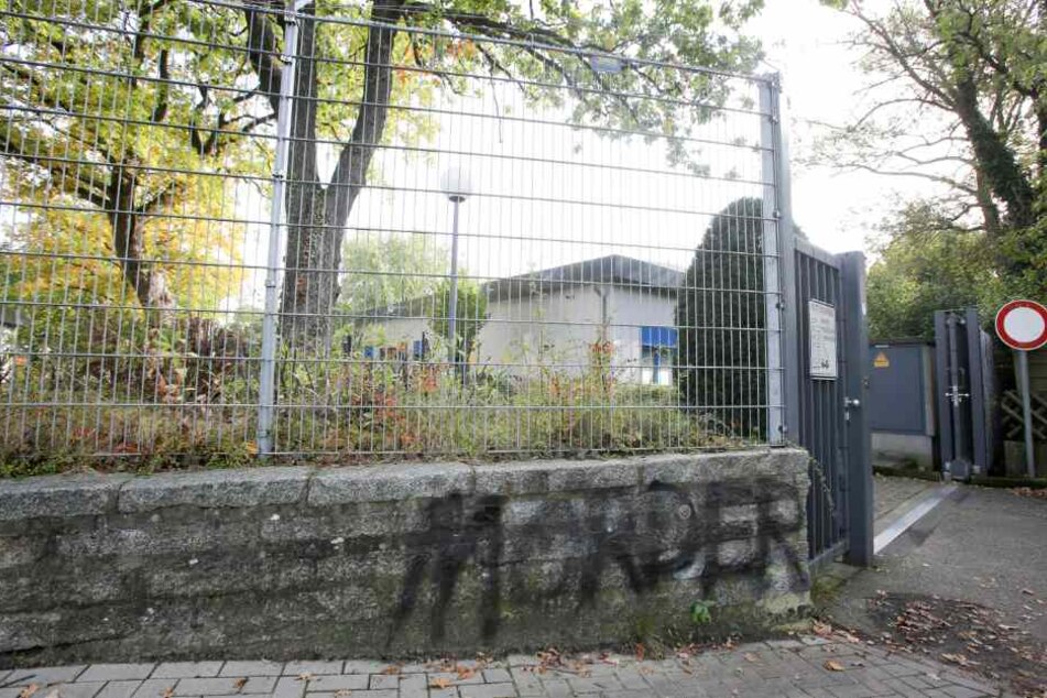 Der Schriftzug "Mörder" steht an einer Mauer des Geländes der Firma LPT in Hamburg-Neugraben.