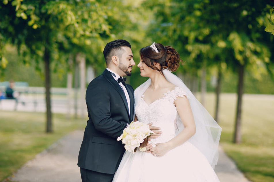 Autokorsos anlässlich von Hochzeiten sind mehrfach durch extrem gefährliches Verhalten aufgefallen. (Symbolbild)