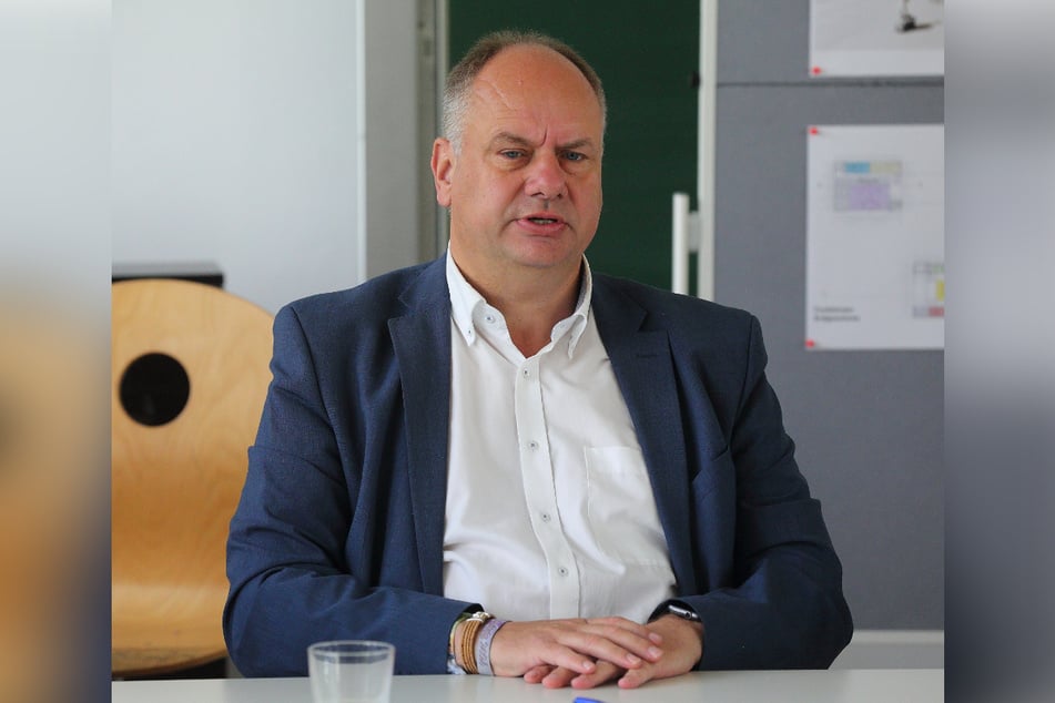 OB Dirk Hilbert (54, FDP) kündigt weitere Sparmaßnahmen an.