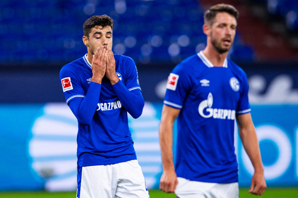 Ozan Kabak (l.) zeigte gegen Werder Bremen eine ganz schwache Leistung. Er verschuldete den Elfmeter, sein Fehler führte zum 0:1, er sah Gelb-Rot und spuckte in der ersten Hälfte auch noch in Richtung seines Gegenspielers.