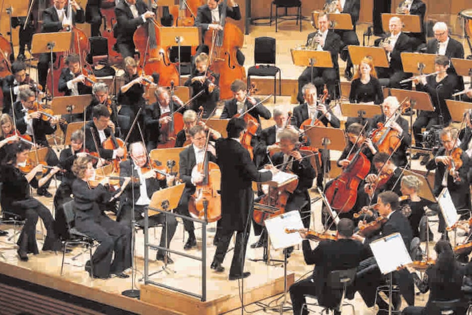 Die Dresdner Philharmonie spielte Musik von Dmitri Schostakowitsch, Franz
Schubert und Ludwig van Beethoven unter Leitung von Chefdirigent Michael
Sanderling.