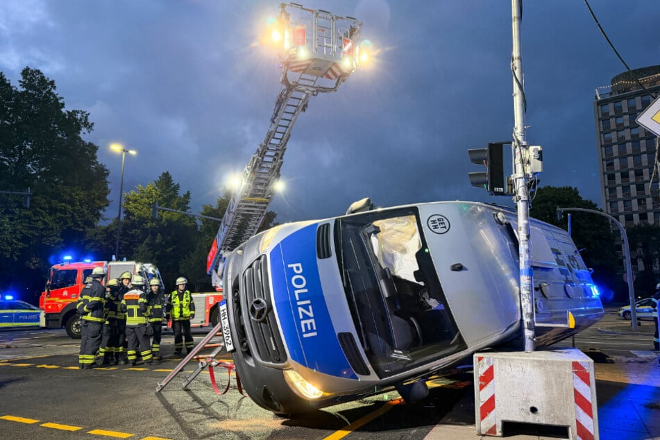 Der Gefangenentransporter kippte nach der Kollision auf die Fahrerseite.