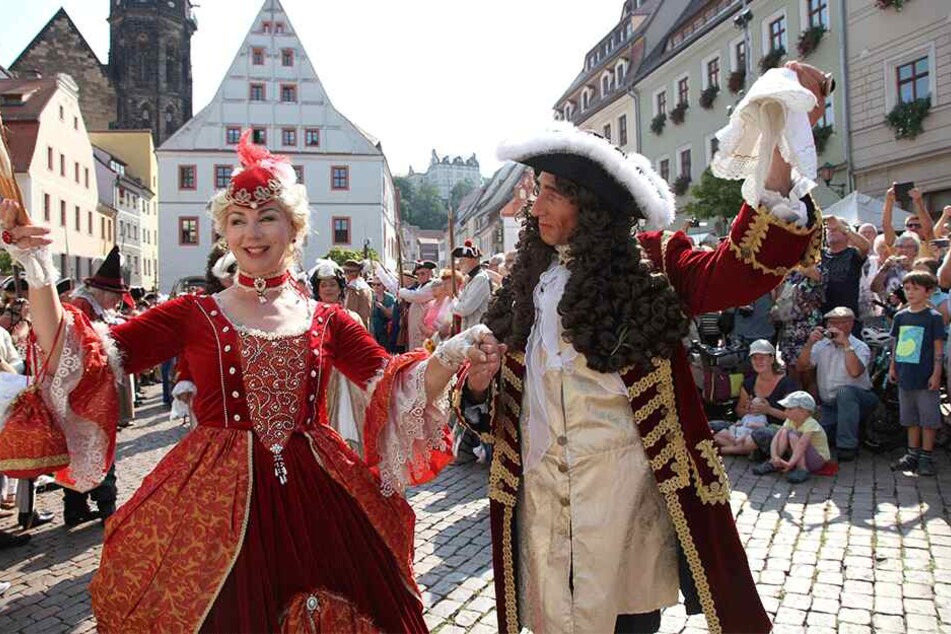 Mit einem Empfang des Hochzeitspaares begann das Fest gestern in Pirna.