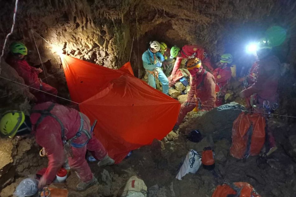 Happy End nach stundenlanger Aktion: Höhlenforscher aus 120 Metern Tiefe gerettet