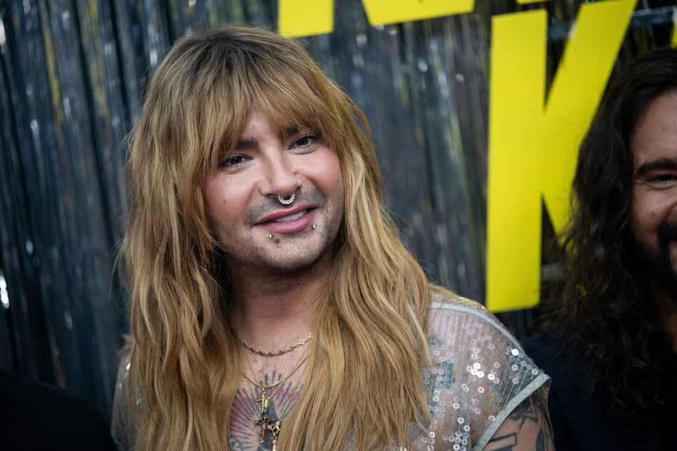 Tokio-Hotel-Frontmann Bill Kaulitz (36) schießt in seinem Podcast gegen die Ehe von Taylor Swift und Travis Kelce.