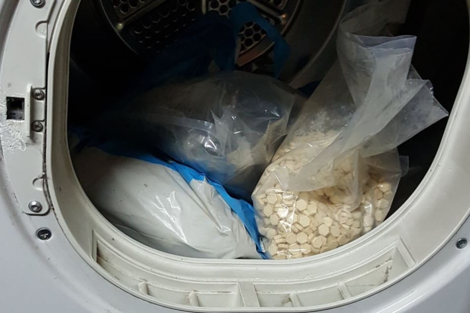 Bei den Durchsuchungen wurden mehr als 10.000 Ecstasy-Tabletten sichergestellt.