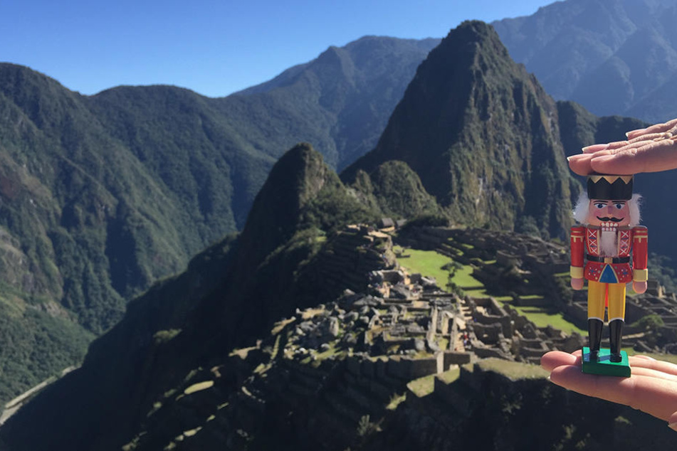 In Peru musste der Nussknacker
hoch hinaus, um die sagenumwobene Ruinenstadt Machu Picchu zu besuchen. Der
hölzerne Geselle hat trotz seines jungen Alters schon mehr von der Welt gesehen
als manch einer von uns.