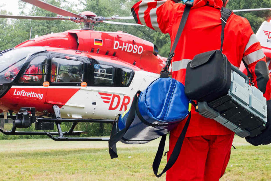 Ein Rettungshubschrauber kam zum Einsatz, doch der tödlich verletzten Beifahrerin war nicht mehr zu helfen (Symbolbild).