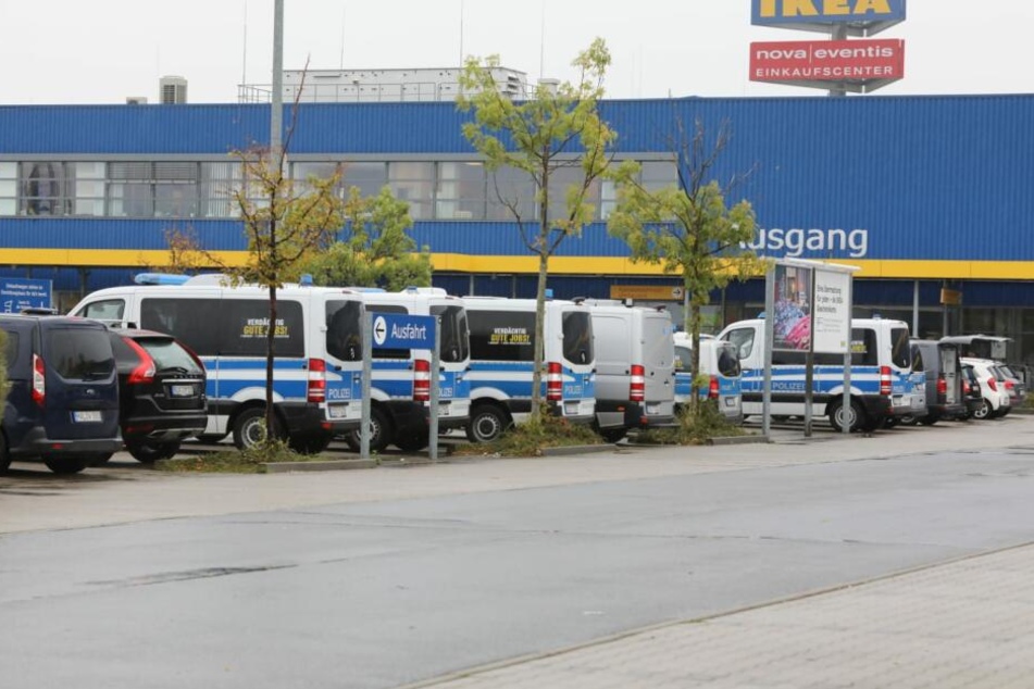 Ein Großaufgebot an Polizeifahrzeugen sammelte sich auf dem Parkplatz des IKEA in Günthersdorf.