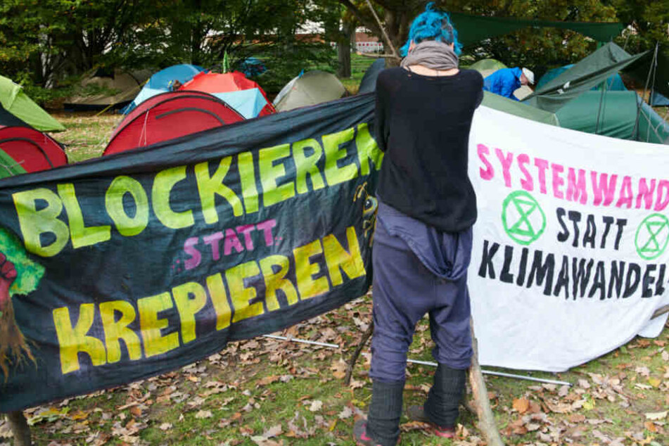 "Blockieren statt Krepieren" und "Systemwandel statt Klimawande" stehen auf den Transparenten auf dem Protestcamp
