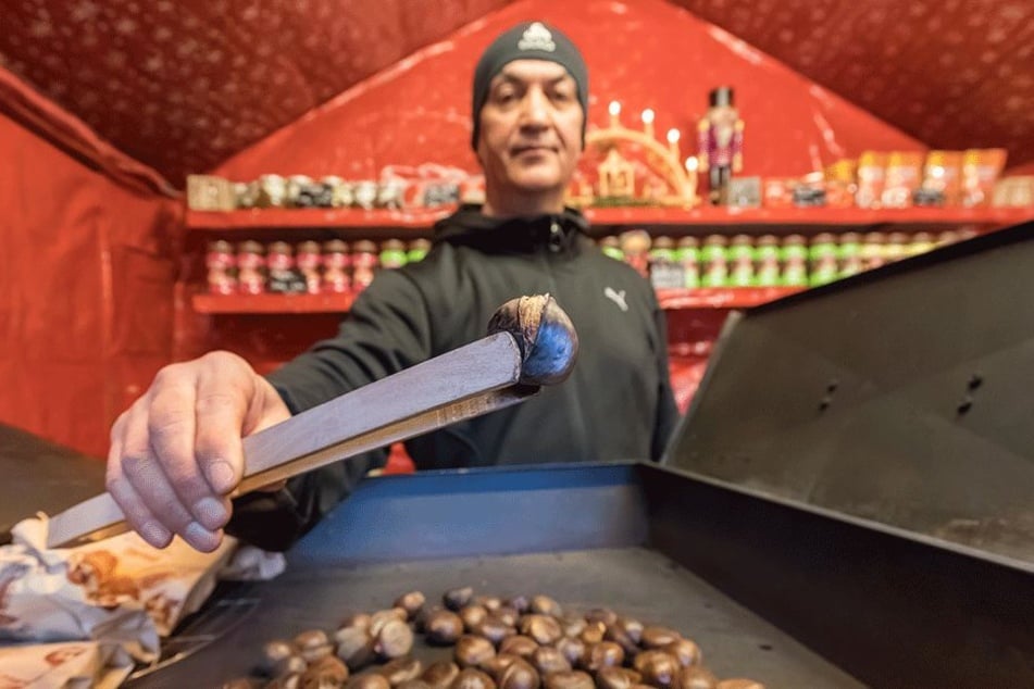 Mesut Ünsal (52) röstet seine Maronen live auf dem Neumarkt.