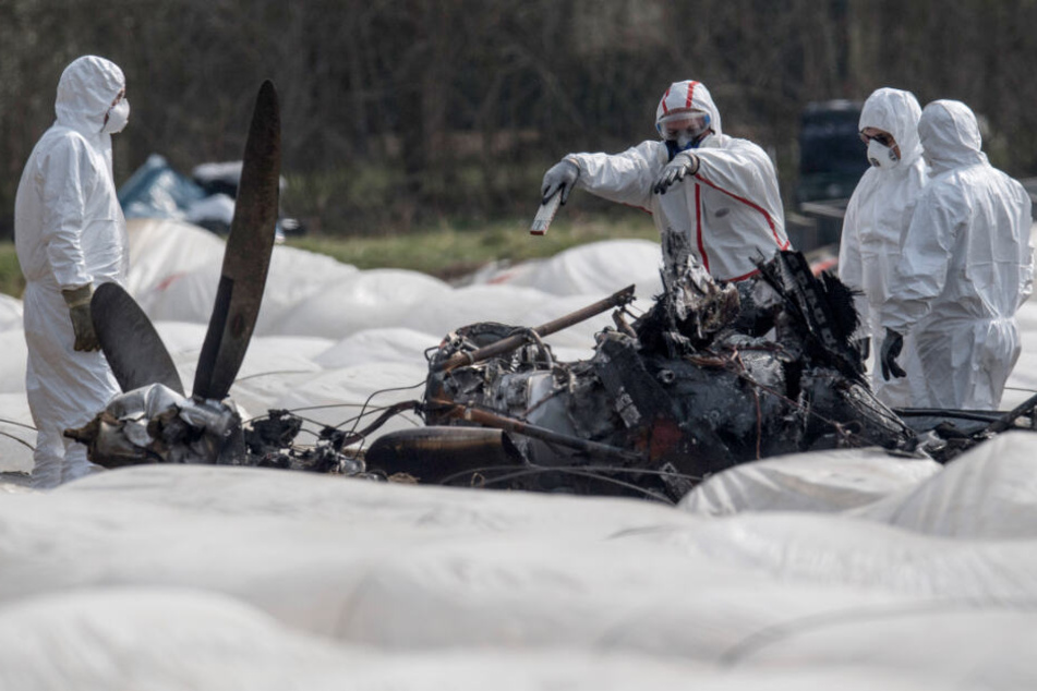 Ermittler untersuchen das Wrack des Fliegers.