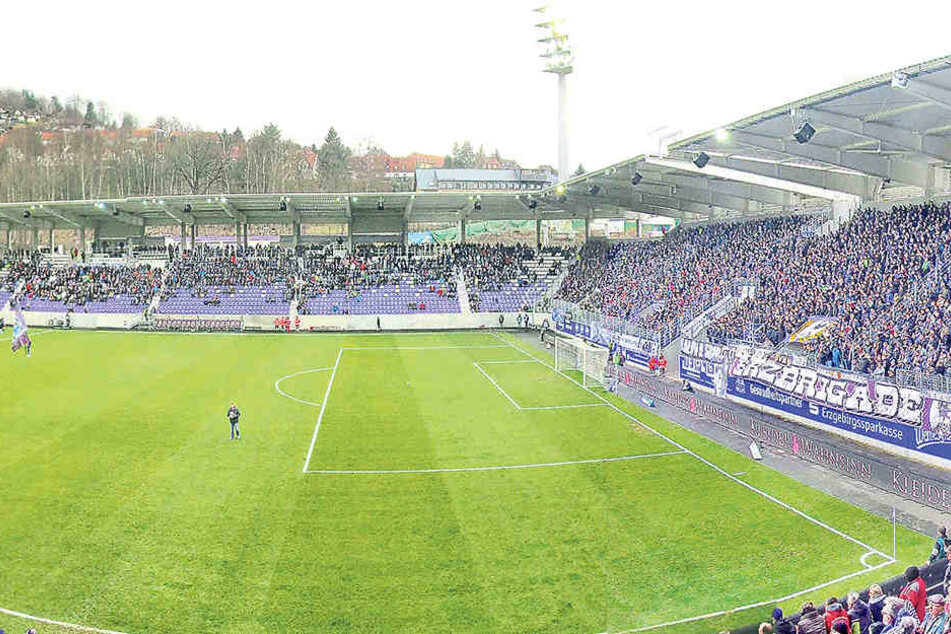 Ein imposantes Foto vom neuen Auer Fußball-Tempel. Noch gab es aber ein paar Probleme. So funktionierten die Toiletten nicht, weil Filter verstopft waren.