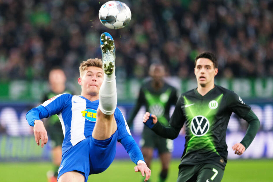 Herthas Linksverteidiger Maximilian Mittelstädt (l.) klärt artistisch vor Wolfsburgs Josip Brekalo.