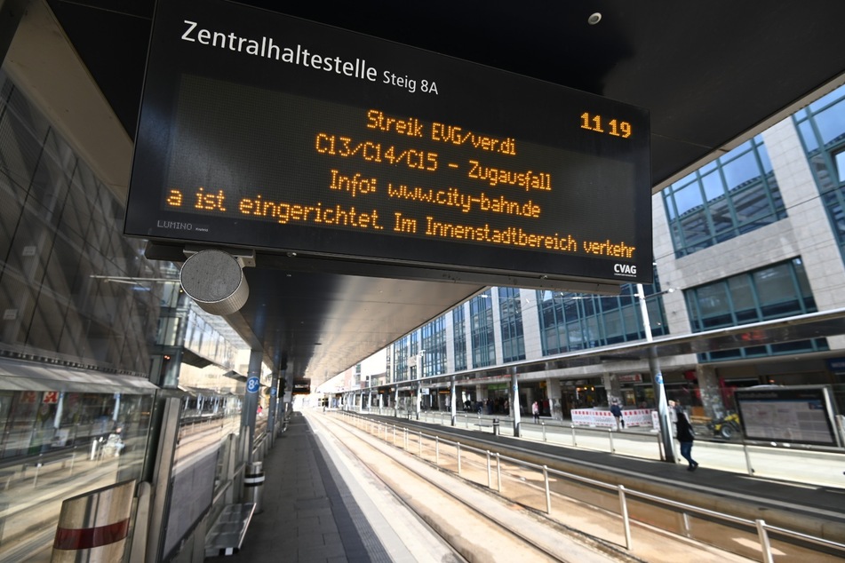 Nix los an der Zentralhaltestelle in Chemnitz: Wegen des CVAG-Streiks ist der Bus- und Straßenbahnverkehr nahezu eingestellt.