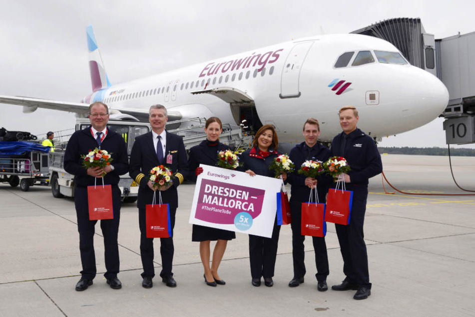 Die Crew des Premieren-Fluges bekam Blumen und kleine Geschenke.