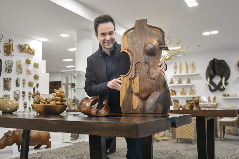"Mir gefällt die Schlichtheit!" Yevgeniy Urikh (29) mit seinem Lieblingsstück, einer Cello-Figur aus Palisanderholz (850 Euro).