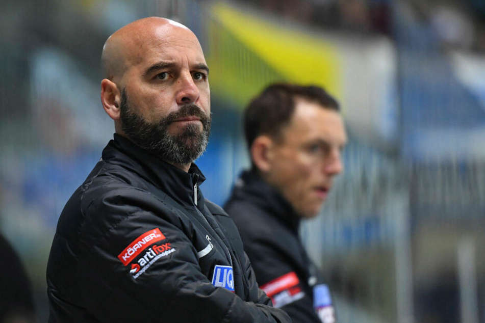 Trainer Rico Rossi feierte am Freitag den ersten Auswärtssieg mit den Eislöwen.