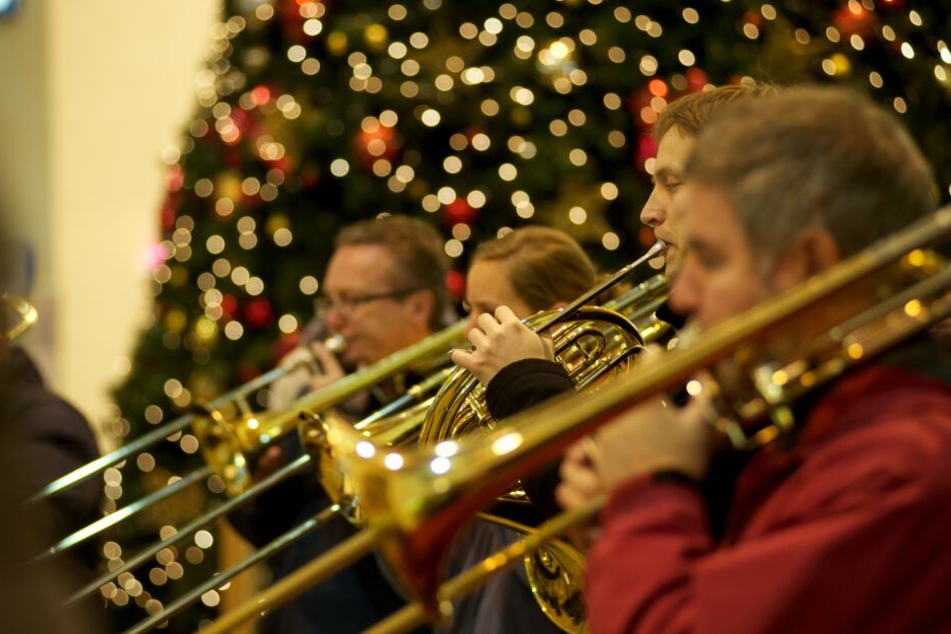 Trompeter werden im Hauptbahnhof Stuttgart weihnachtliche Lieder spielen.