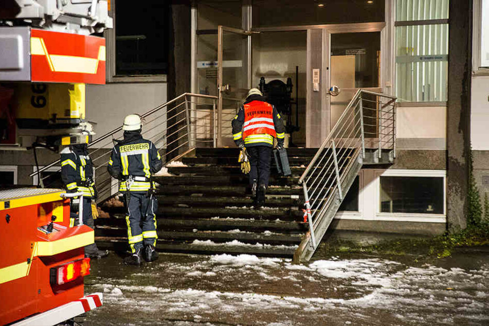 Die Tür war zunächst für die Einsatzkräfte verschlossen.