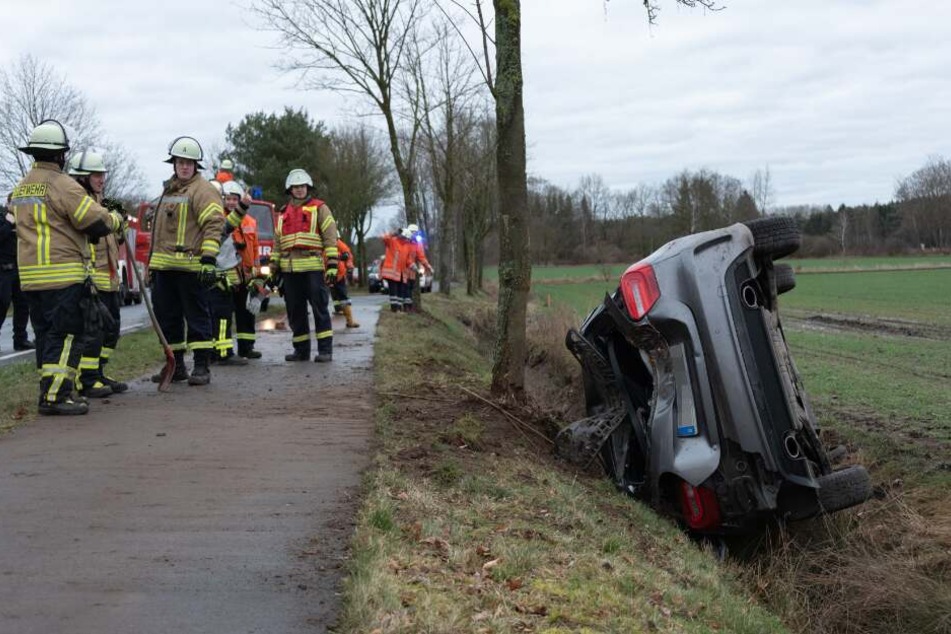 Einsatzkräfte stehen an der Unfallstelle.