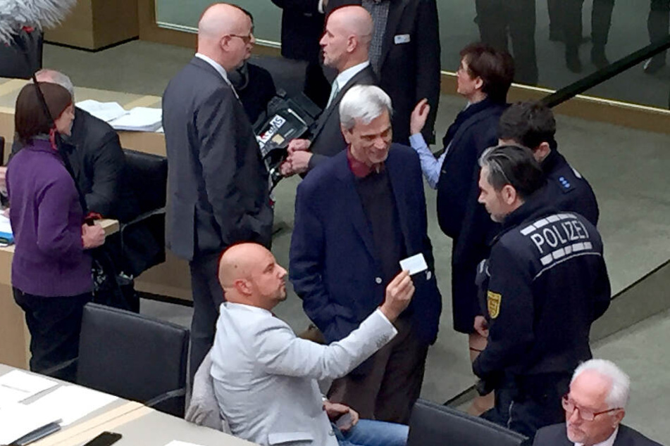 Der Stuttgarter Landtag im Dezember: Stefan Räpple (Mitte) und Wolfgang Gedeon (rechts) werden von Polizisten aus dem Saal geführt.