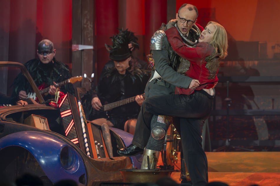 Friedrich Merz (David Zimmerschied, 42) und Bärbel Bas (Nikola Norgauer, 53) treten beim Singspiel auf.