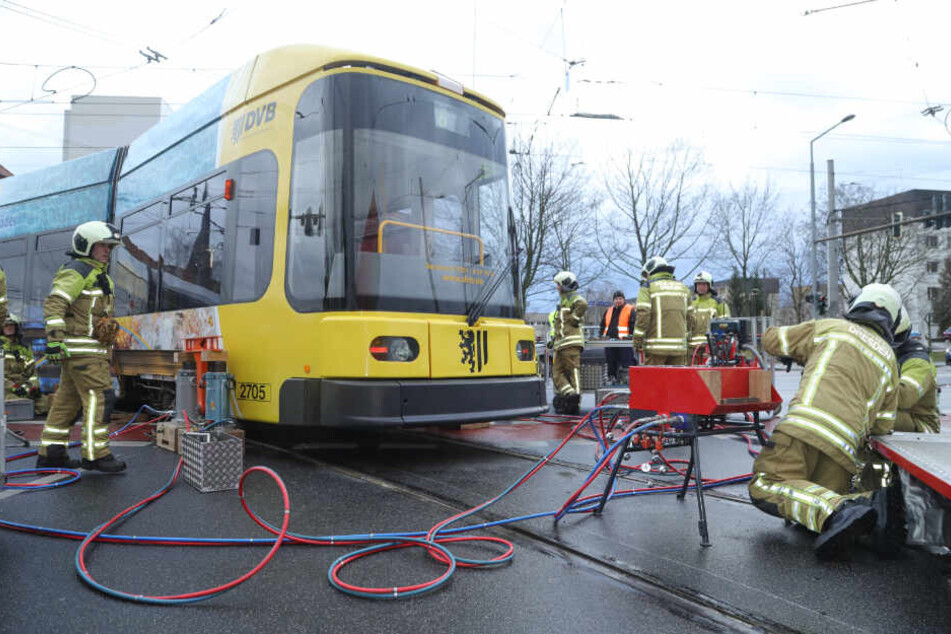 Die Feuerwehr hob die Bahn wieder in die Gleise.