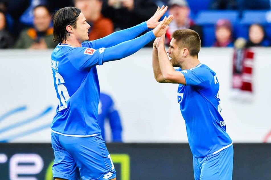 TSG-Kicker Nico Schulz (l.) klatscht Andrej Kramaric (r.) nach dessen Tor zum 1:0 ab.