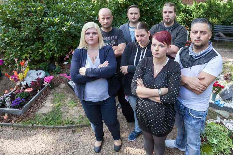 Wütende Eltern an den Gräbern ihrer Kinder. Skrupellose Diebe klauen dort alles, was nicht niet- und nagelfest ist.