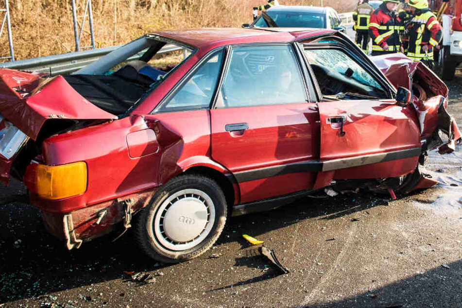 Ein 82 Jahre alter Mann wurde in seinem Audi eingeklemmt und schwer verletzt.